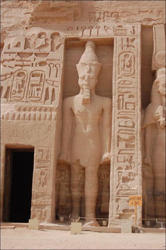 <i><b>Abu Simbel-017</b></i>